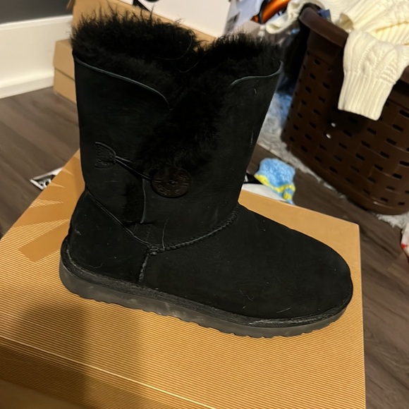 UGG boots - Picture 2 of 3